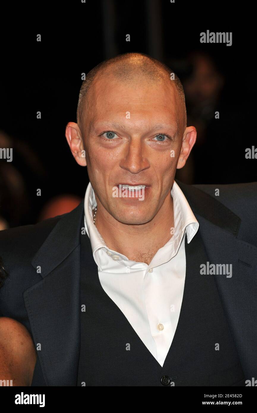 https://c8.alamy.com/compfr/2e4582d/l-acteur-francais-vincent-cassel-arrive-pour-la-projection-du-ruban-blanc-lors-du-62e-festival-de-cannes-au-palais-des-festivals-de-cannes-france-le-21-mai-2009-photo-de-nebinger-orban-abacapress-com-2e4582d.jpg