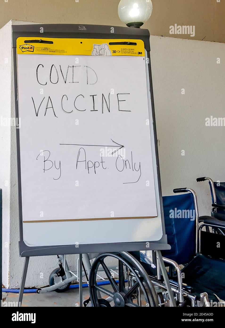 Un panneau dirige les patients vers le centre de distribution de vaccins COVID-19 de l'hôpital Providence, le 21 janvier 2021, à Mobile, Alabama. Banque D'Images