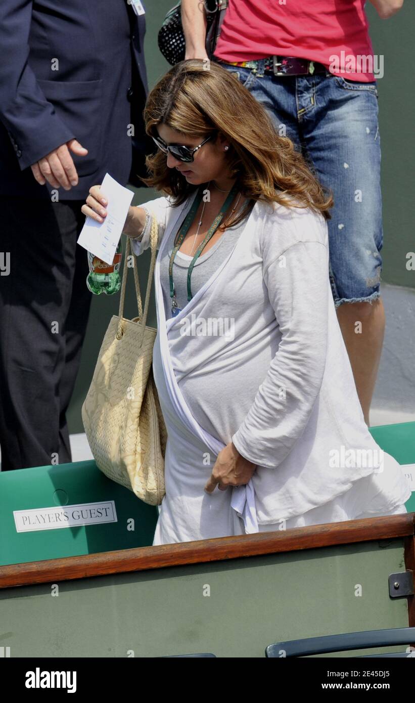 La petite amie enceinte suisse Roger Federer Mirka Vavrinec participe à  l'Open de tennis français 2009 à l'arène Roland Garros à Paris, en France,  le 25 mai 2009. Photo de Christophe Guibbbaud/ABACAPRESS.COM