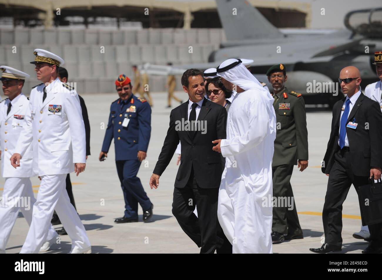 Le président français Nicolas Sarkozy et le cheik Mohammed Bin Zayed  visitent la base aérienne d'Al Dahfra où se trouvent le Rafale de l'armée  de l'air française, à Abu Dhabi, aux Émirats