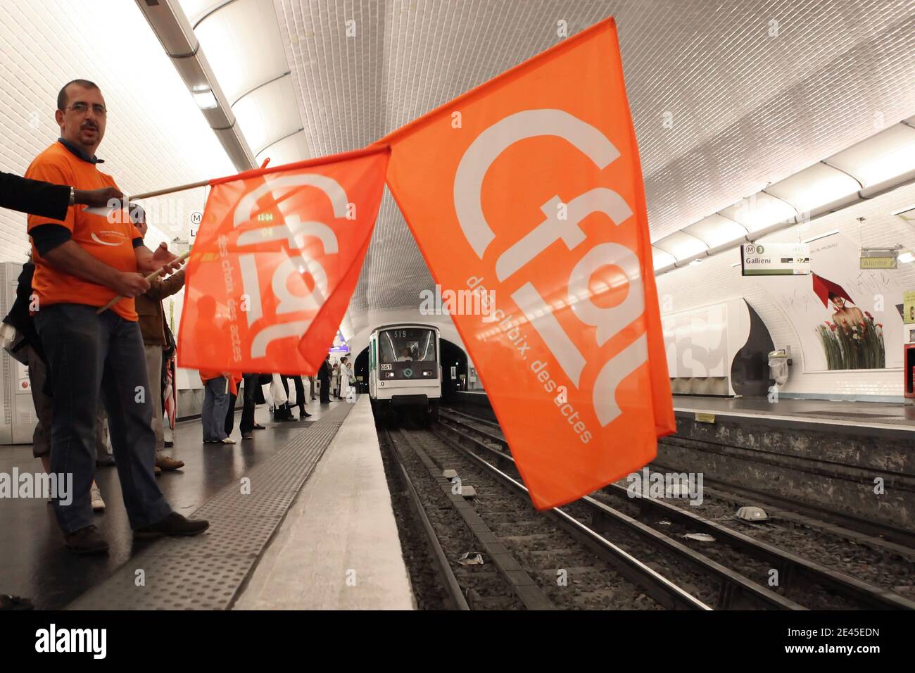 Les militants syndicaux de CFDT secouent leurs drapeaux sur les quais du métro à la station la Bourse. Rassemblement unitaire devant la bourse de Paris pour la défense et le développement de l'emploi pour l'augmentation des salaires à Paris, France le 26 mai à l'appel de tous les syndicats régionaux de l'Ile de France (CFDT, CGC, CFTC, CGT, FSU, SOLIDAIRES, Unsa). Photo de Gilles Stephane/ABACAPRESS.COM Banque D'Images