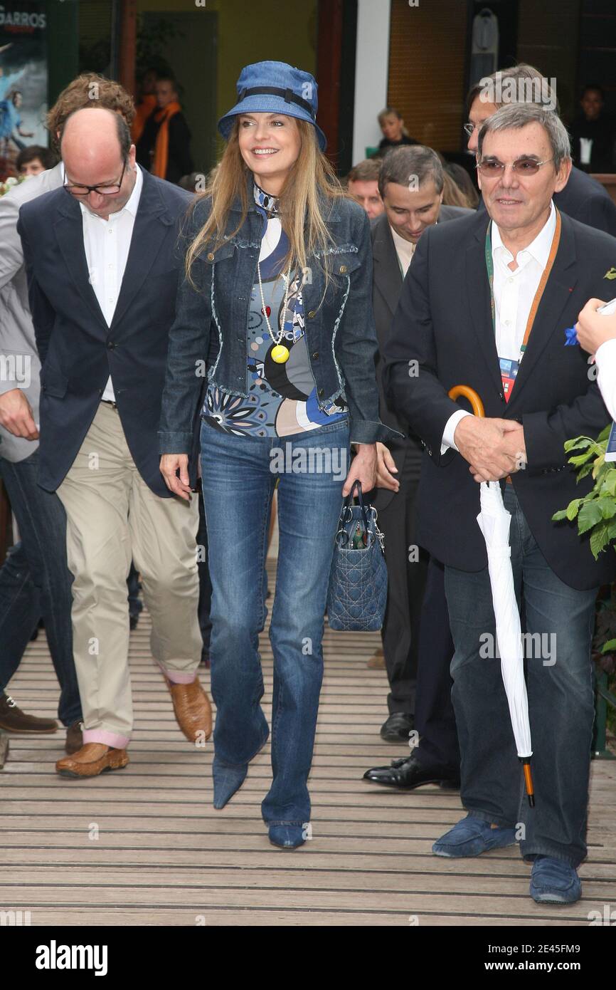 Cyrielle Claire arrivant à la zone VIP 'le Village' lors de l'Open de tennis français 2009 à l'arène Roland Garros de Paris, France, le 27 mai 2009. Photo de Gorassini-Guignebourg/ABACAPRESS.COM Banque D'Images