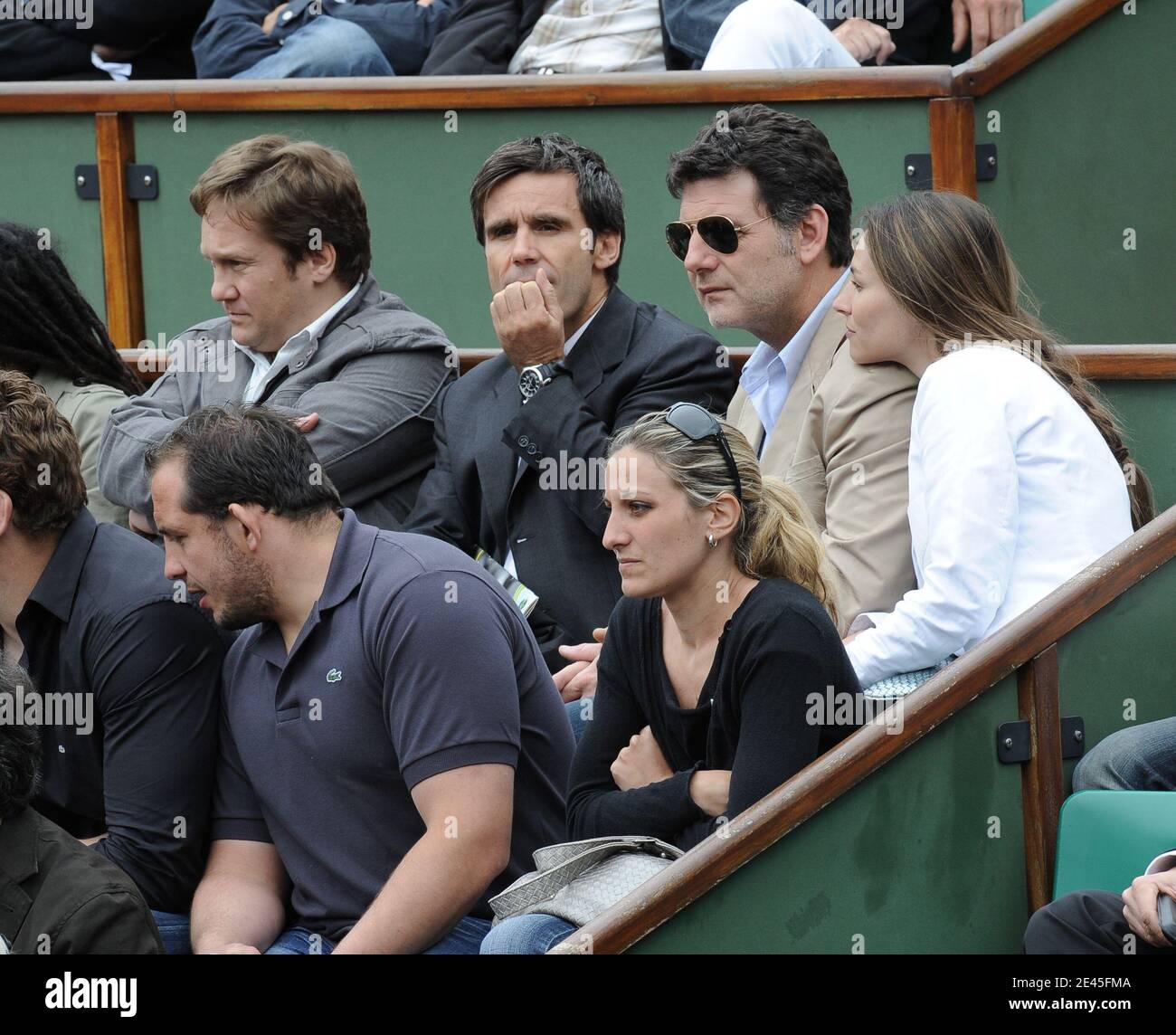 David Pujadas, Philippe Lellouche et sa petite amie Vanessa Demouy lors de l'Open de tennis français 2009 à l'arène Roland Garros à Paris, France, le 27 mai 2009. Photo de Thierry Plessis/ABACAPRESS.COM Banque D'Images