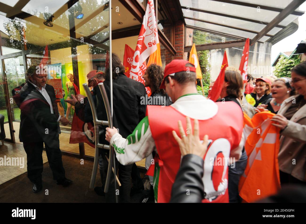 Manifestation des salaires de Pimkie au siège de l'entreprise a la Madeleine  pres de Lille dans le Nord de la France, le 28 mai 2009 suite a l'occasion  d'un plan de licence.
