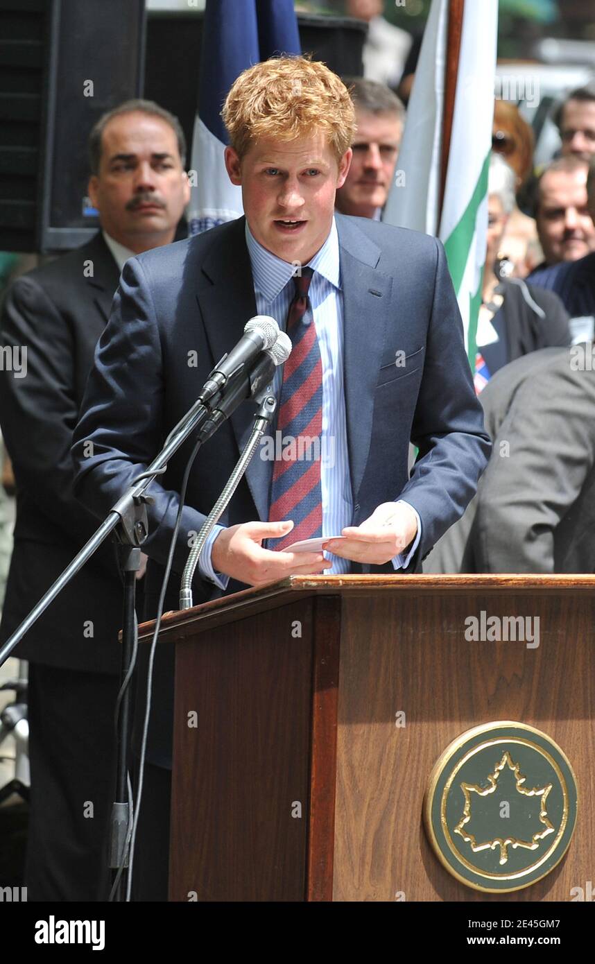 Le Prince Harry prononce son discours lors d'une désignation officielle du British Garden à Hanover Square à New York, NY, USA, le 29 mai 2009. Le Prince Harry effectue un voyage officiel de 36 heures à New York jusqu'au samedi après-midi. Aujourd'hui, vendredi, il paie son respect à Ground Zero, en nommant le British Garden et en visitant l'hôpital d'un ancien combattant. Photo de S.Vlasic ABACAPRESS.COM (photo : Prince Harry) Banque D'Images