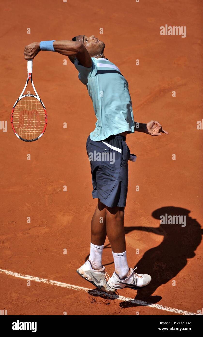 Le Français Josselin Ouanna est battu par Fernando Gonzales du Chili, 7-5, 6-3, 7-5, dans leur troisième tour du tennis Open de France au stade Roland Garros à Paris, France, le 29 mai 2009. Photo de Christophe Guibbbaud/Cameleon/ABACAPRESS.COM Banque D'Images