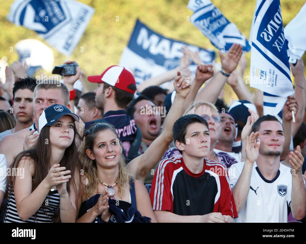 Les fans de Bordeaux applaudissent leur équipe de football à la place ...