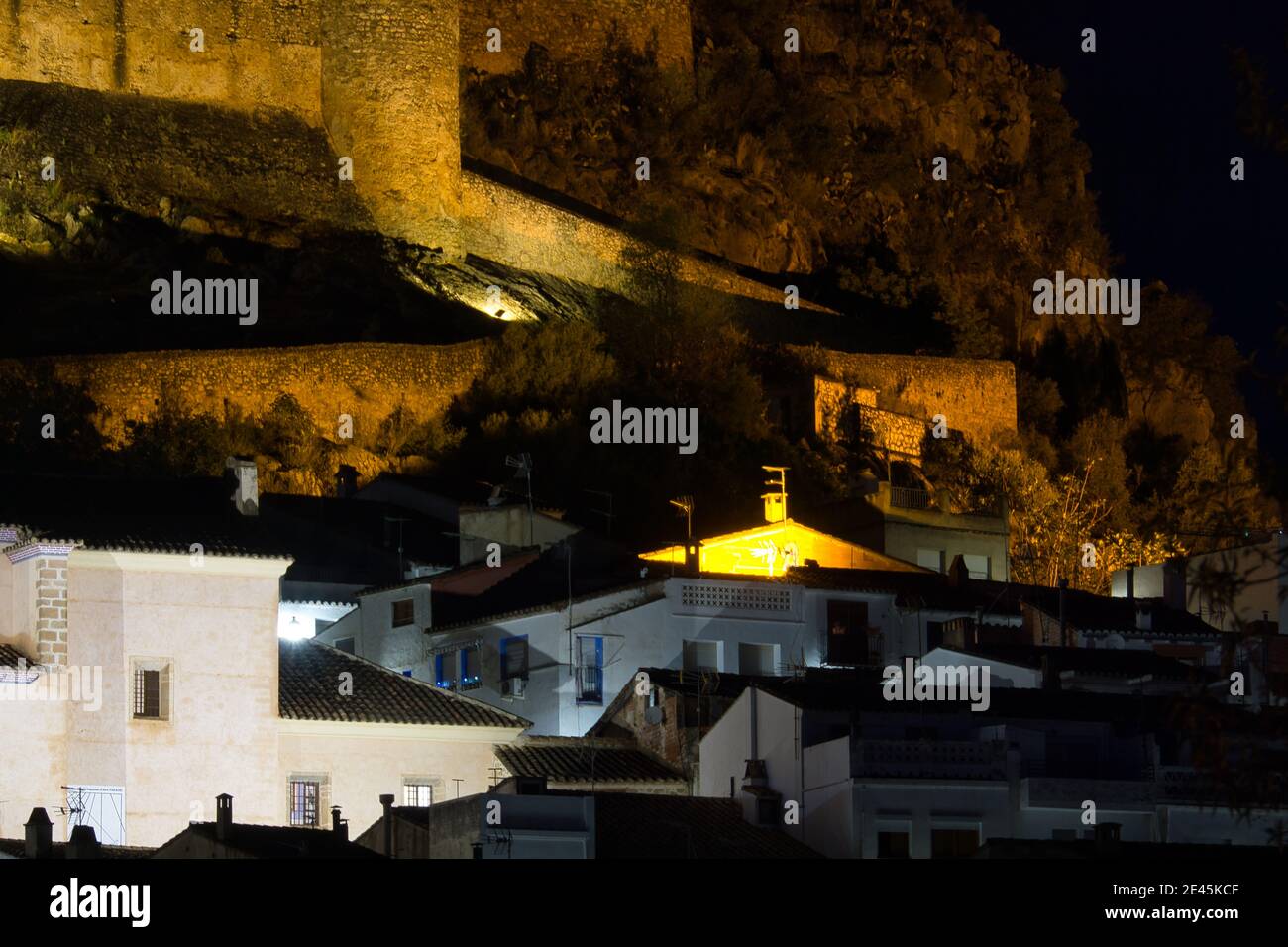 Vue sur la ville de Chulilla située dans la Communauté Valencienne, Espagne Banque D'Images