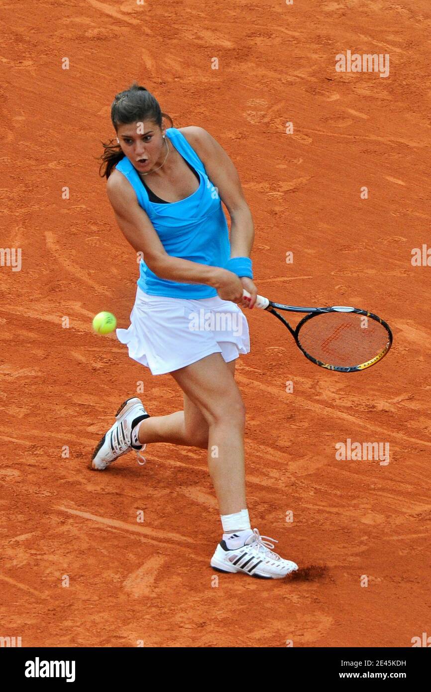 Sorana Cirstea, en Roumanie, défaites, 3-6, 6-0, 9-7, Jelena Jankovic, en  Serbie, dans leur quatrième tour du tennis de l'Open de France au stade  Roland Garros à Paris, en France, le 1er