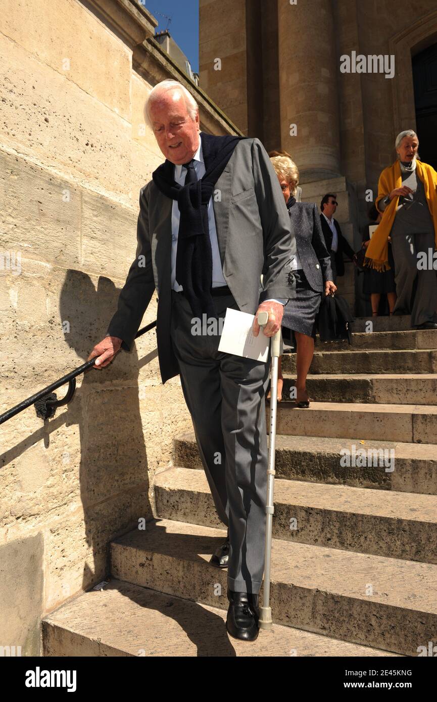 Hubert de Givenchy quitte une cérémonie pour marquer la première année du décès du designer français Yves Saint Laurent, à l'église Saint Roch de Paris, le 2 juin 2009. Photo par Ammar Abd Rabbo/ABACAPRESS.COM Banque D'Images