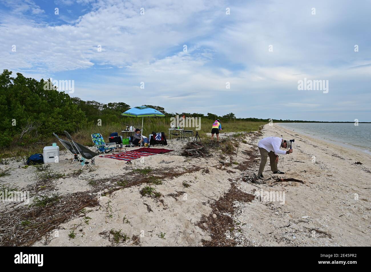 Parc national des Everglades, Floride 01-14-21 en hiver, les jeunes adultes peuvent camper sur la plage de Middle Cape sable, dans l'arrière-pays des Everglades. Banque D'Images