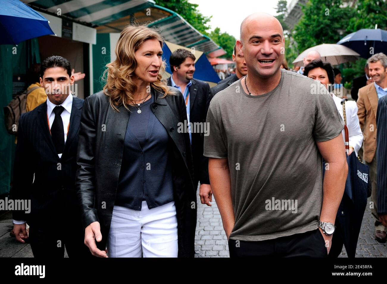 L'ancien joueur de tennis allemand Steffi Graf pose avec son mari, l'ancien joueur de tennis américain Andre Agassi arrive pour jouer un match d'exposition sur la touche de l'Open de France au stade Roland Garros à Paris, le 6 juin 2009. L'événement, le deuxième Grand Chelem de 2009, se déroule du 24 mai au 7 juin 2009. Photo de Henri Szwarc/ABACAPRESS.COM Banque D'Images