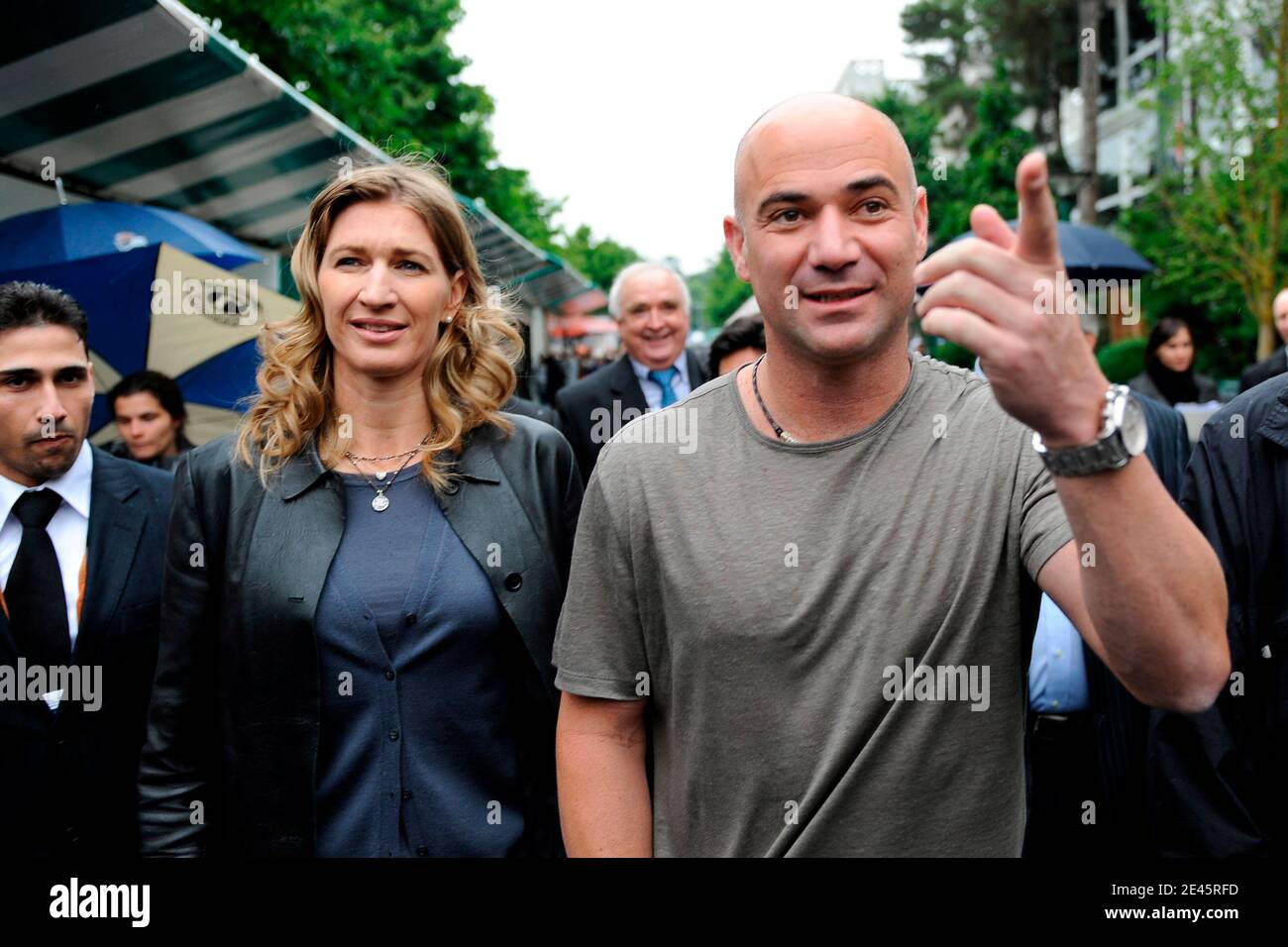 L'ancien joueur de tennis allemand Steffi Graf pose avec son mari, l'ancien joueur de tennis américain Andre Agassi arrive pour jouer un match d'exposition sur la touche de l'Open de France au stade Roland Garros à Paris, le 6 juin 2009. L'événement, le deuxième Grand Chelem de 2009, se déroule du 24 mai au 7 juin 2009. Photo de Henri Szwarc/ABACAPRESS.COM Banque D'Images