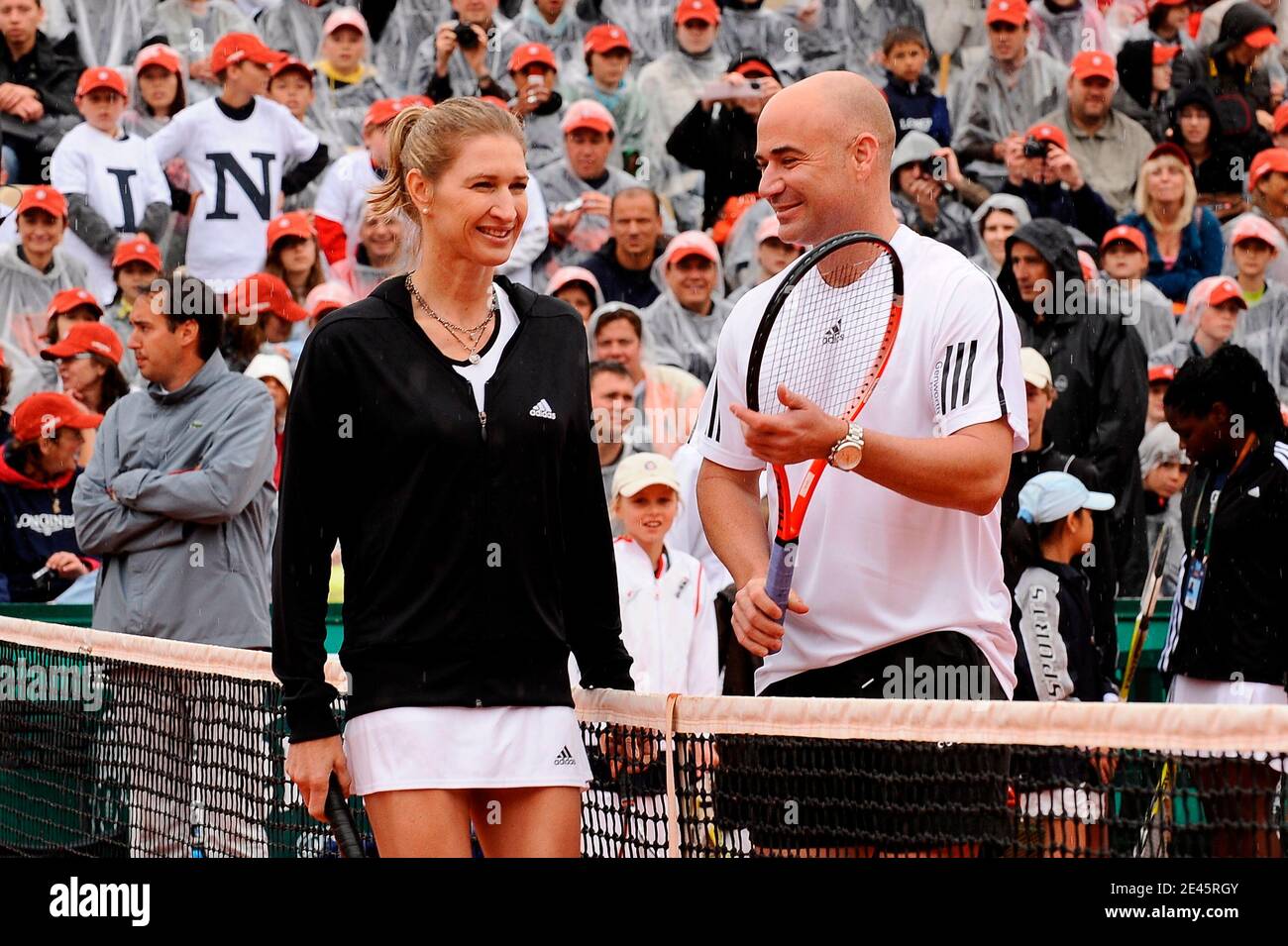 L'ancien joueur de tennis allemand Steffi Graf pose avec son mari, l'ancien joueur de tennis américain Andre Agassi pose après avoir joué à un match d'exposition sur la touche de l'Open de France au stade Roland Garros à Paris, en France, le 6 juin 2009. L'événement, le deuxième Grand Chelem de 2009, se déroule du 24 mai au 7 juin 2009. Photo de Henri Szwarc/ABACAPRESS.COM Banque D'Images