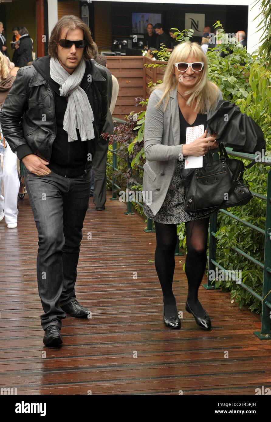 Christine Bravo et son petit ami arrivent dans la zone VIP 'le Village'  lors de l'Open de tennis français 2009 à l'arène Roland Garros à Paris,  France, le 6 juin 2009. Photo