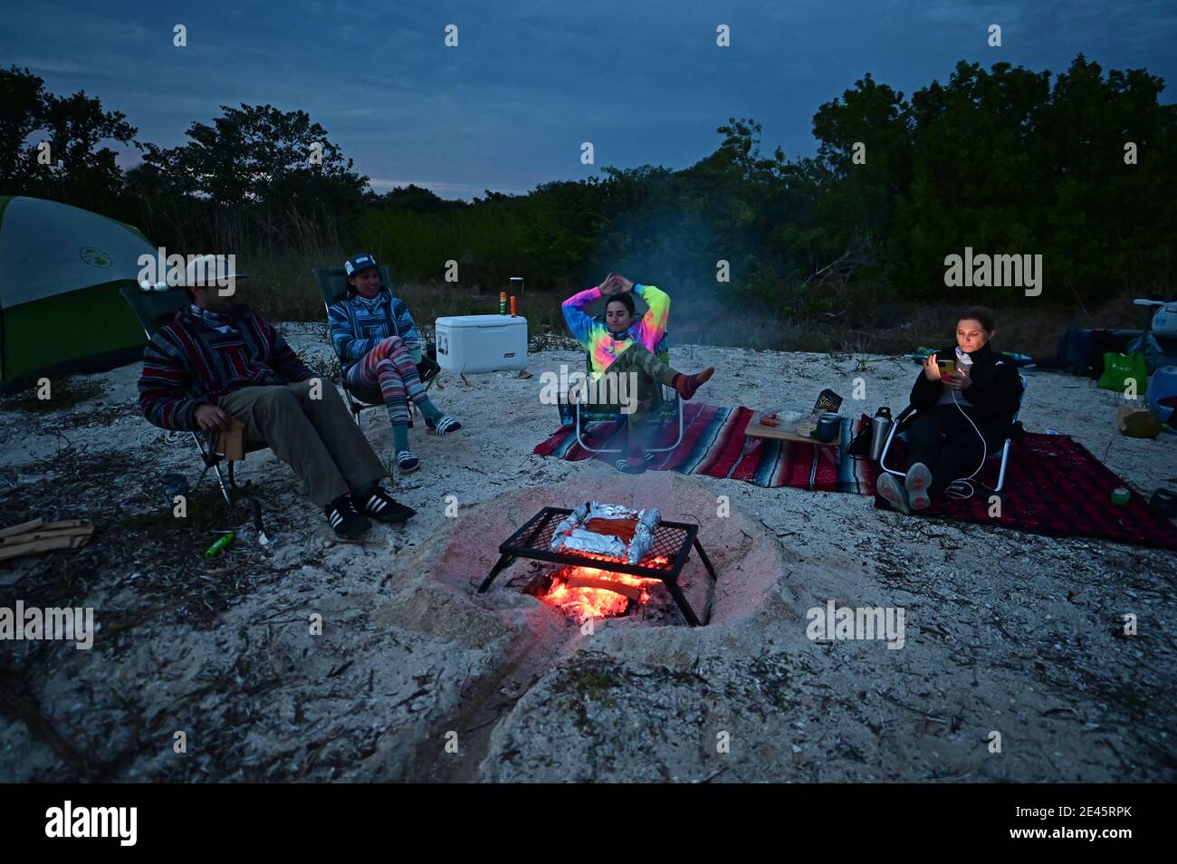 Parc national des Everglades, Floride 01-14-21 en hiver, les jeunes adultes peuvent profiter d'un feu de camp et de camper sur la plage de Middle Cape sable, dans l'arrière-pays des Everglades. Banque D'Images