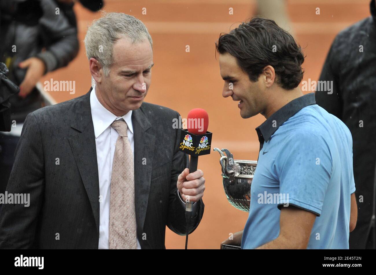 John McEnroe interwies Roger Federer de Suisse après le match final masculin de singles contre le Robin Soderling de Suède au tournoi de tennis de l'Open de France au stade Roland Garros à Paris, dimanche 7 juin 2009. La victoire donne à Federer 14 Grands slams, liant sa carrière victoires à l'américain Pete Sampras. Photo de Christophe Guibbbaud/Cameleon/ABACAPRESS.COM Banque D'Images
