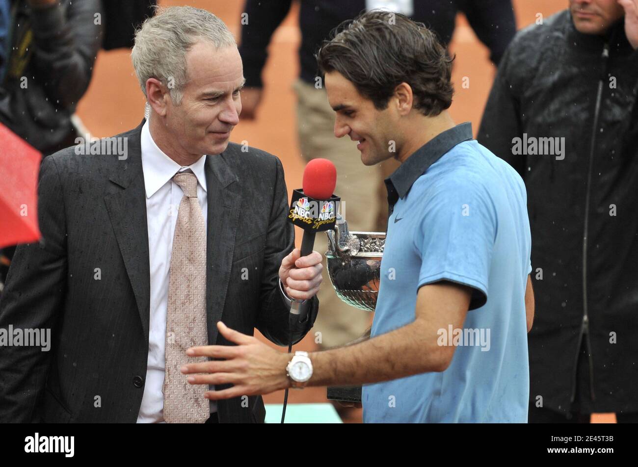 John McEnroe interwies Roger Federer de Suisse après le match final masculin de singles contre le Robin Soderling de Suède au tournoi de tennis de l'Open de France au stade Roland Garros à Paris, dimanche 7 juin 2009. La victoire donne à Federer 14 Grands slams, liant sa carrière victoires à l'américain Pete Sampras. Photo de Christophe Guibbbaud/Cameleon/ABACAPRESS.COM Banque D'Images