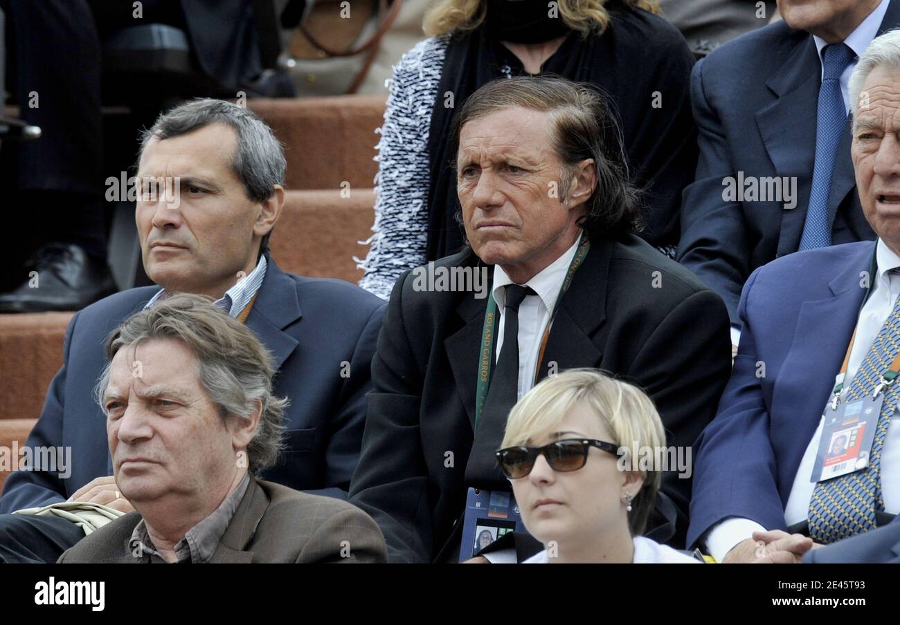 Guillermo Vilas assiste au match final des singles hommes (Roger Federer contre Robin Soderling), de l'Open de France 2009, joué au stade Roland Garros à Paris, en France, le 7 juin 2009. Photo de Christophe Guibbbaud/ABACAPRESS.COM Banque D'Images