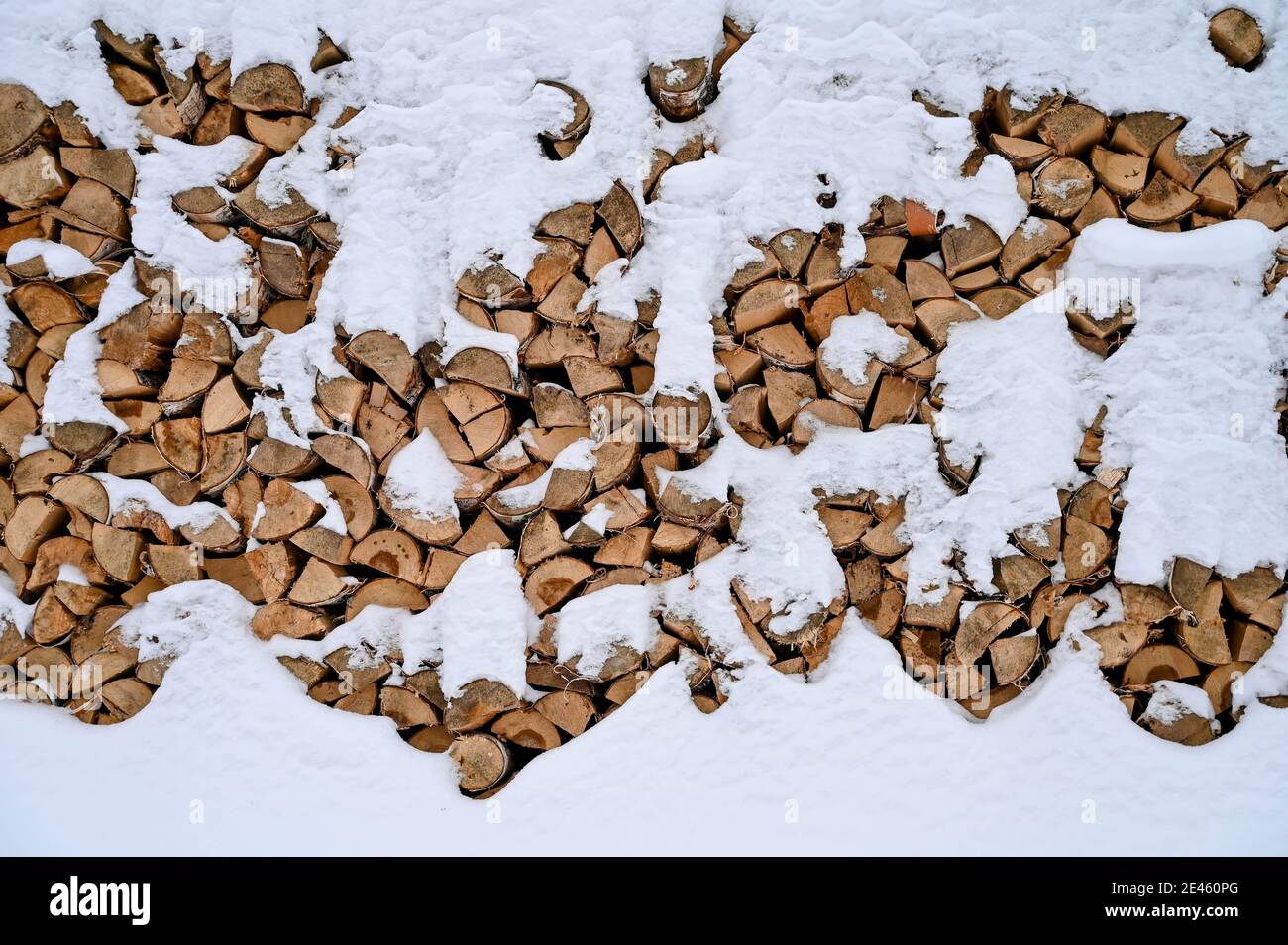 Velours de bois recouvert de neige. Arrière-plan texture bois de chauffage. Hiver. Banque D'Images