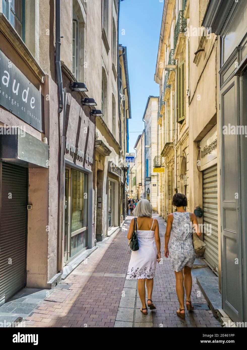 Shopping dans les nombreux magasins et les botiques de l'étroite rue de l'aspic dans les vieux quartiers de Nîmes, département du Gard, région occitanie, sud de la France Banque D'Images