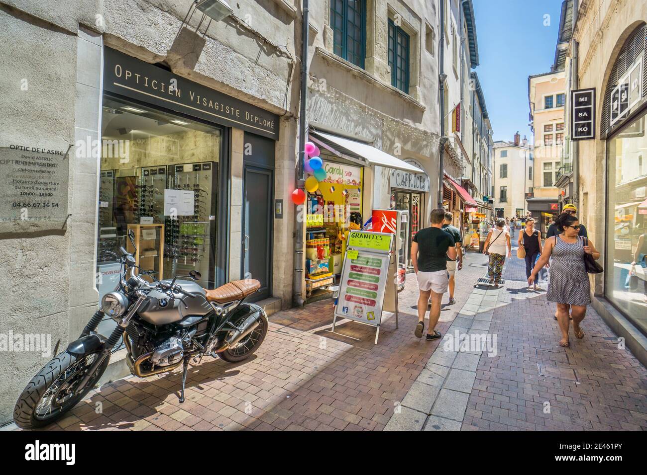 Shopping dans les nombreux magasins et les botiques de l'étroite rue de l'aspic dans les vieux quartiers de Nîmes, département du Gard, région occitanie, sud de la France Banque D'Images