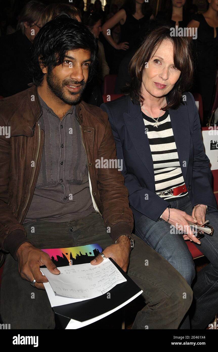 Les membres du jury, Vikash Dhorasoo et Chantal Lauby, posent lors de la conférence de presse du Festival Paris Cinéma au Cityhall de Paris, France, le 12 juin 2009. Photo de Giancarlo Gorassini/ABACAPRESS.COM Banque D'Images