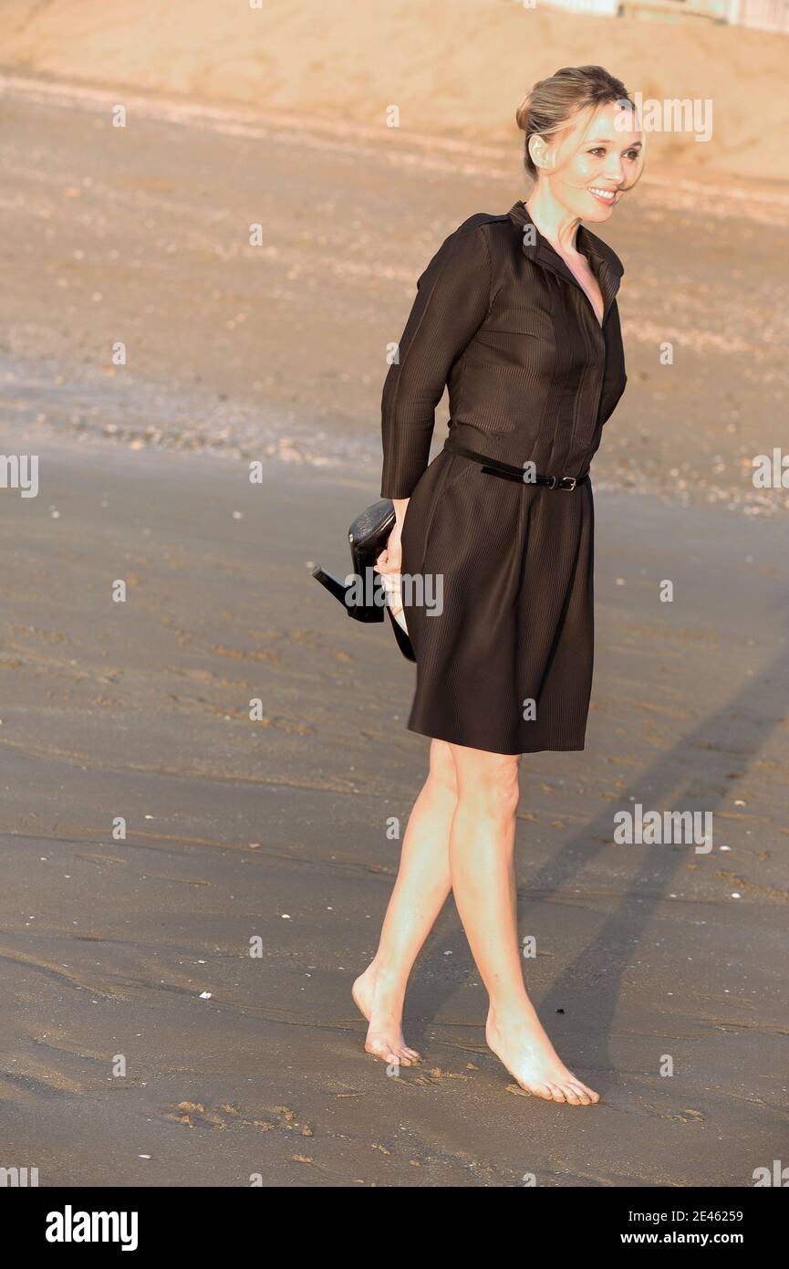 Anne Marivin pose sur la plage dans le cadre du 23e Festival du film romantique de Cabourg à Cabourg, France, le 12 juin 2009. Photo de Thierry Orban/ABACAPRESS.COM Banque D'Images