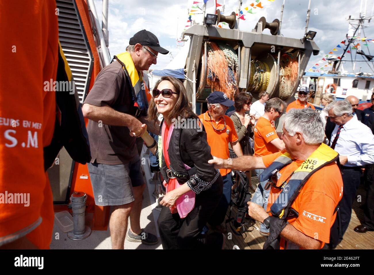 EXCLUSIVE - Ségolène Royal, presidente sociale de la région Poitou charente, visite la ville de la Rochelle et assistance à la bénédiction des fêtes de la mer. Rencontre avec les militants du parti socialiste et gravure le vide grenier de la Rochelle le 13 juin 2009. Photo de Patrick Bernard/ABACAPRESS.COM Banque D'Images
