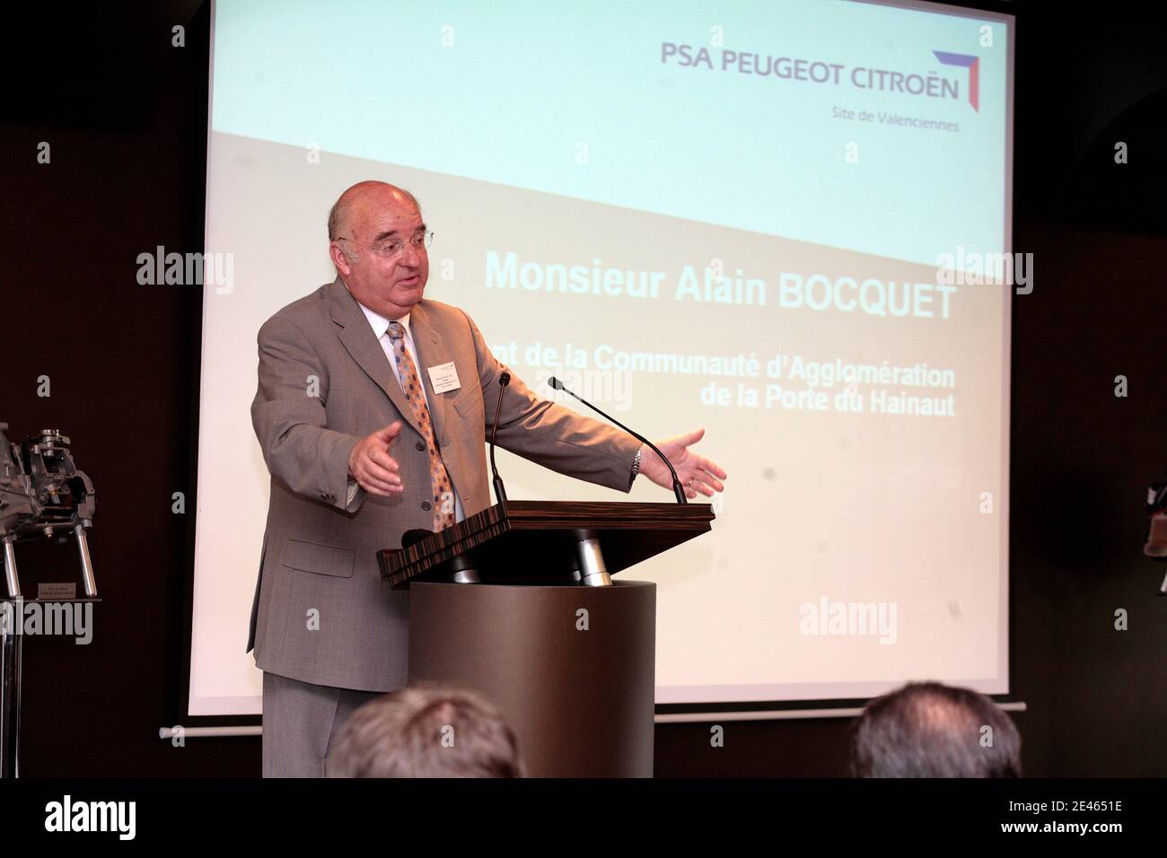 Alain Bocquet, depute-maire de St-Amand-les-eaux et président de l'agglomération de la porte du Hainaut présente une unité de PSA - Peugeot - Citroën de Valenciennes qui fete la 30 000 000eme boite de vitesse sortie de chaînes de production et de production Banque D'Images