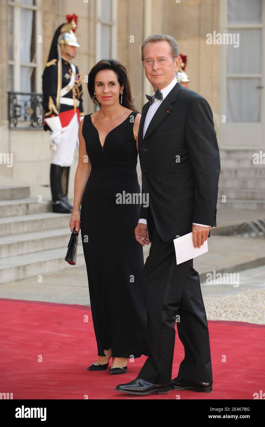 Dominique et Isabelle Baudis arrivent pour un dîner d'État à l'Elysée  Palace, à Paris, en France, le 22 juin 2009. Le président français Nicolas  Sarkozy et la première dame Carla Bruni-Sarkozy reçoivent
