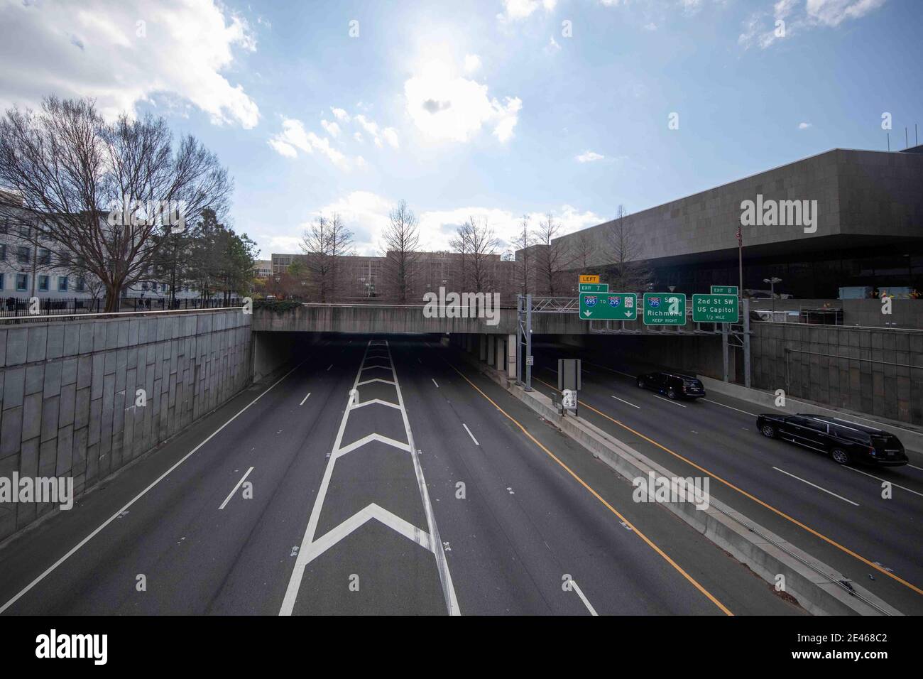 Cortège présidentielle telle qu'elle a été vue sur un tronçon vide de l'I-395 le jour de l'inauguration mercredi 20 janvier 2021, à Washington D.C Credit: Saquan Stimpson/CNP | usage dans le monde entier Banque D'Images