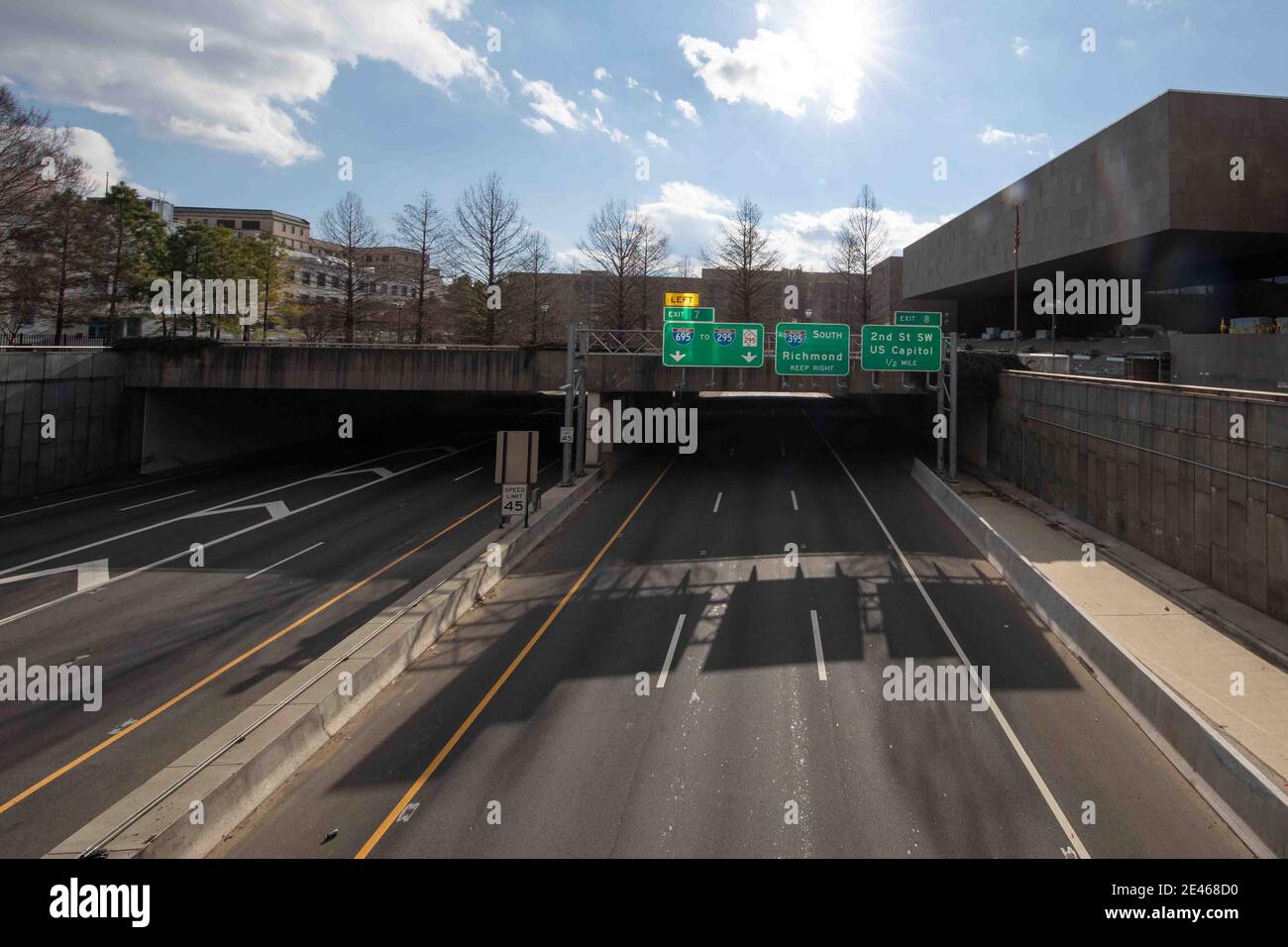 Un tronçon vide de I-395 pendant le jour d'inauguration mercredi 20 janvier 2021, à Washington D.C crédit: Saquan Stimpson/CNP | utilisation dans le monde entier Banque D'Images