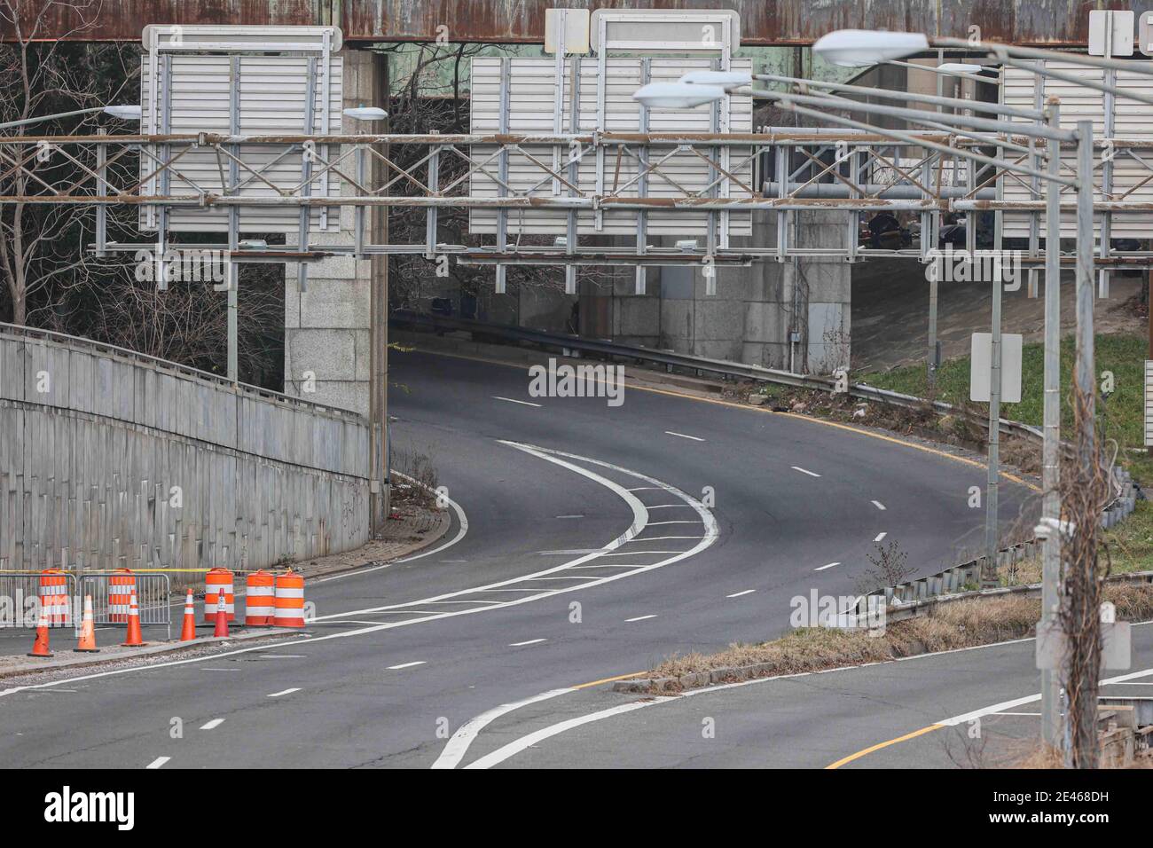 Un tronçon vide de I-395 pendant le jour d'inauguration mercredi 20 janvier 2021, à Washington D.C crédit: Saquan Stimpson/CNP | utilisation dans le monde entier Banque D'Images