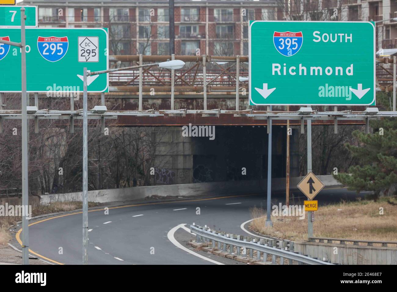 Un tronçon vide de I-395 pendant le jour d'inauguration mercredi 20 janvier 2021, à Washington D.C crédit: Saquan Stimpson/CNP | utilisation dans le monde entier Banque D'Images
