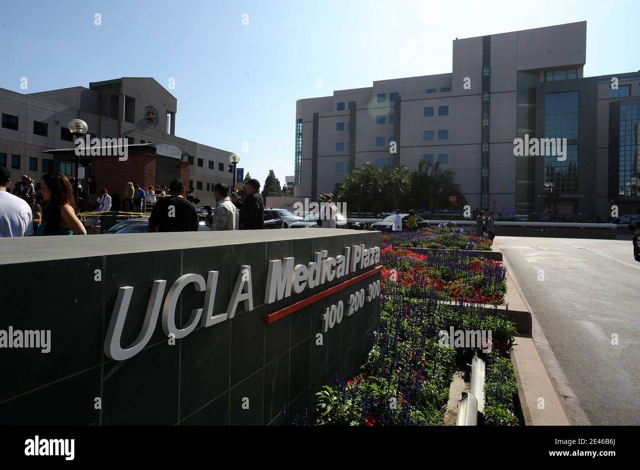 Atmosphère à l'extérieur du centre médical Ronald Reagan UCLA à Los Angeles, CA, États-Unis le 25 juin 2009, après que le « roi de la pop » Michael Jackson est mort à l'âge de 50 ans après avoir subi ce qui est censé avoir été une crise cardiaque. Photo de Lionel Hahn/ABACAPRESS.COM Banque D'Images
