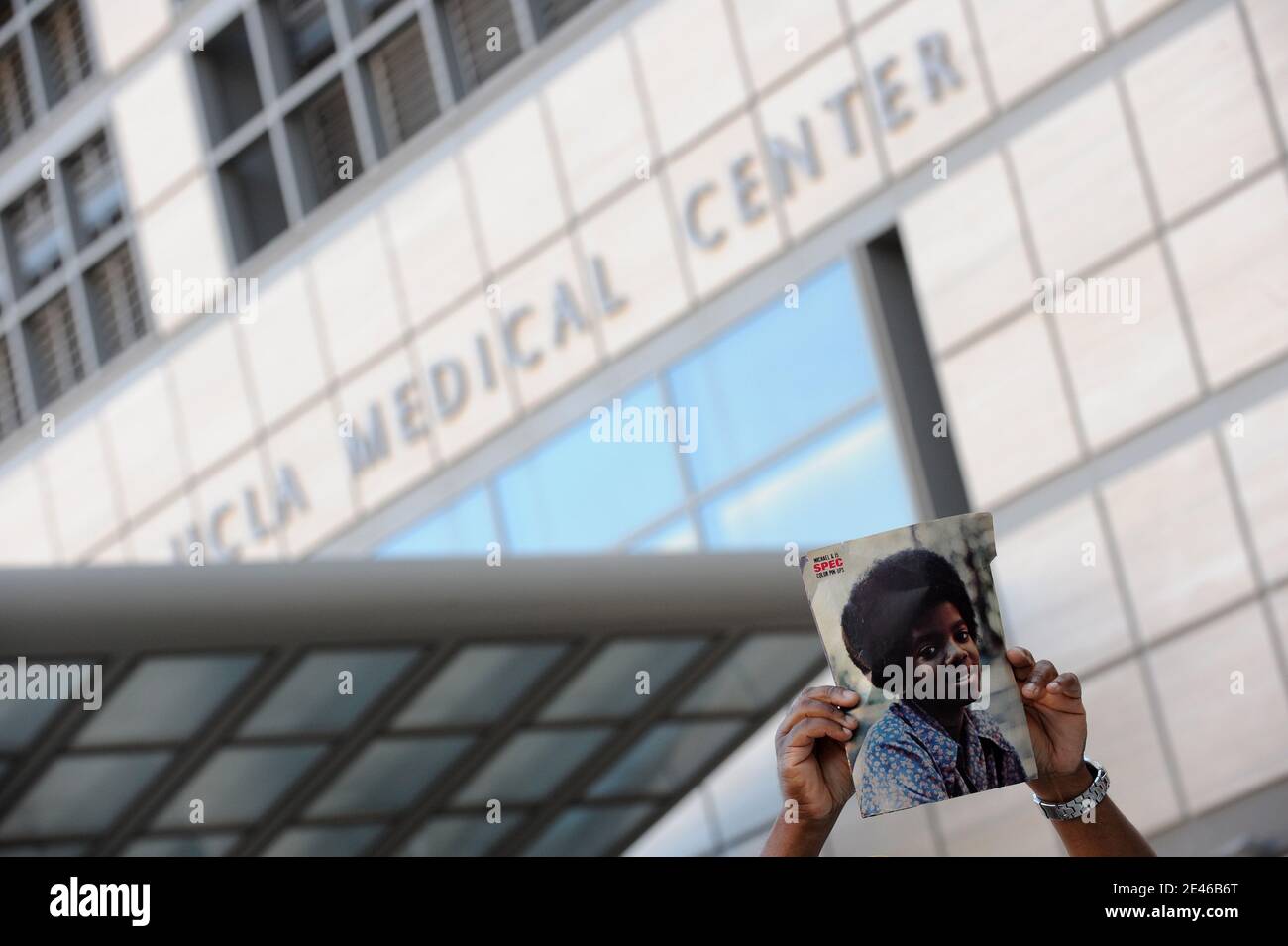 Atmosphère à l'extérieur du centre médical Ronald Reagan UCLA à Los Angeles, CA, États-Unis le 25 juin 2009, après que le « roi de la pop » Michael Jackson est mort à l'âge de 50 ans après avoir subi ce qui est censé avoir été une crise cardiaque. Photo de Lionel Hahn/ABACAPRESS.COM Banque D'Images