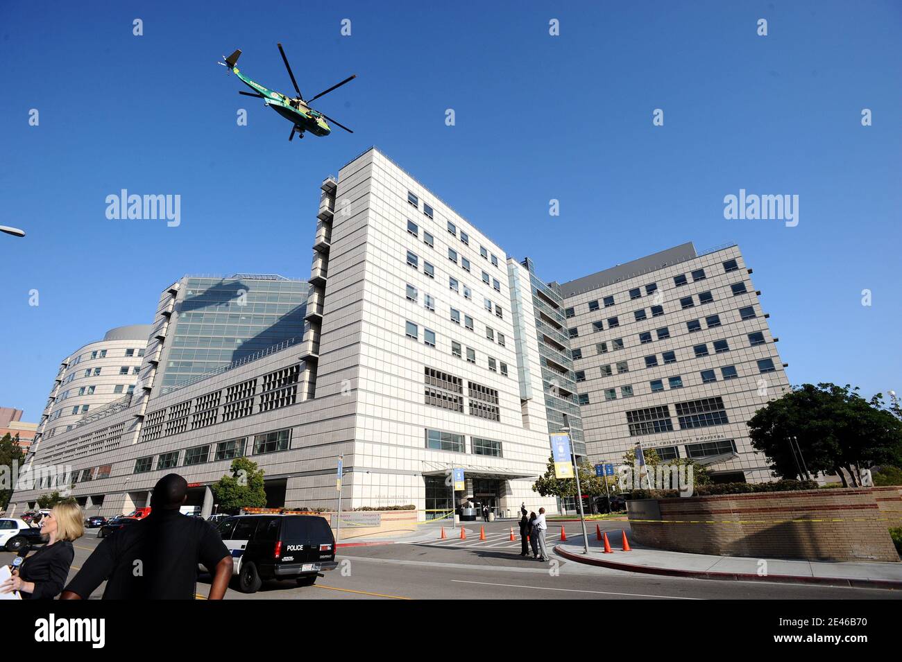 Un hélicoptère du département du shérif du comté de Los Angeles transportant le corps de Michael Jackson jusqu'à la morgue se soulève du centre médical Ronald Reagan UCLA à Los Angeles, CA, États-Unis le 25 juin 2009. Le « roi de la pop » est mort à l'âge de 50 ans après avoir souffert de ce qui est censé être une crise cardiaque. Photo de Lionel Hahn/ABACAPRESS.COM Banque D'Images