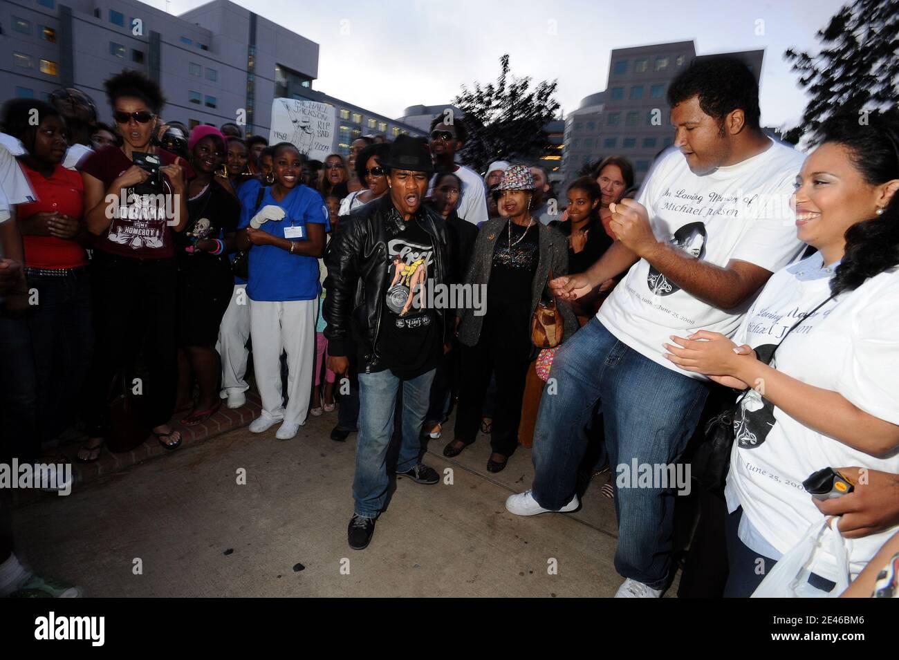 Les fans se sont rassemblés devant le centre médical Ronald Reagan UCLA à Los Angeles, CA, États-Unis le 25 juin 2009, après que le « roi de la pop » Michael Jackson ait perdu la vie à l'âge de 50 ans suite à une crise cardiaque. Photo de Lionel Hahn/ABACAPRESS.COM Banque D'Images