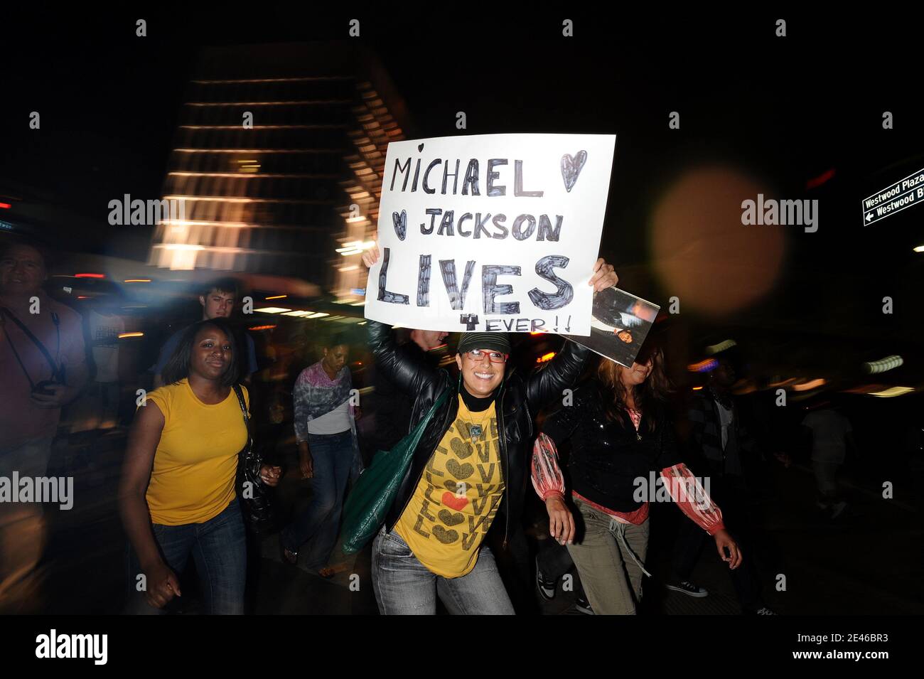 Les fans se sont rassemblés devant le centre médical Ronald Reagan UCLA à Los Angeles, CA, États-Unis le 25 juin 2009, après que le « roi de la pop » Michael Jackson ait perdu la vie à l'âge de 50 ans suite à une crise cardiaque. Photo de Lionel Hahn/ABACAPRESS.COM Banque D'Images