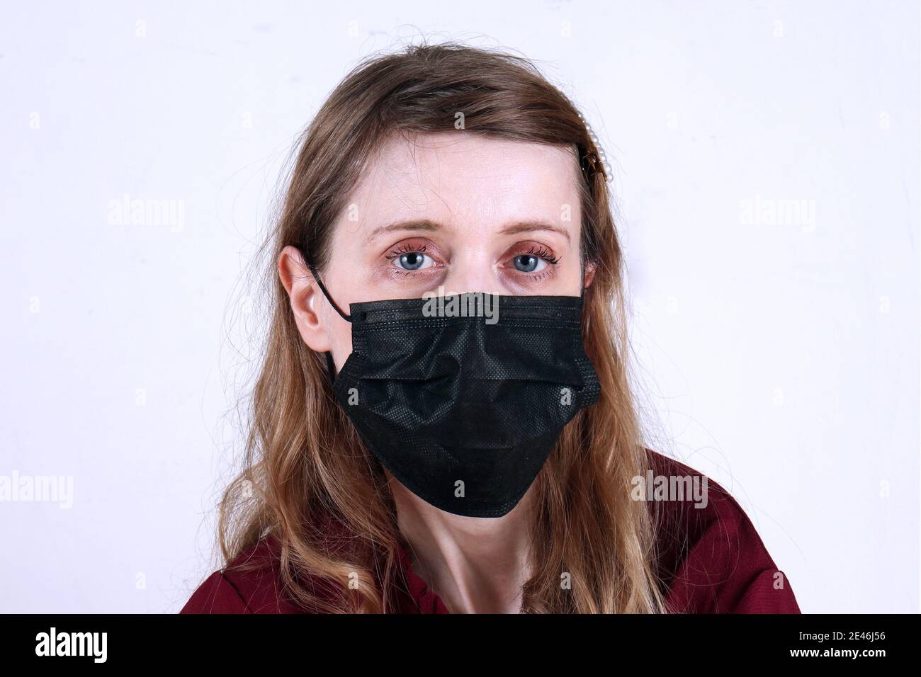 Teint pâle goth style jeune fille adolescente portant noir jetable masque de protection contre les virus Banque D'Images
