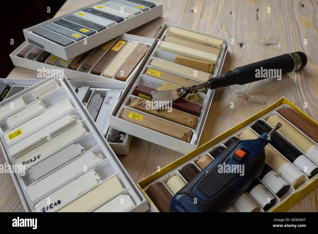 outils pour la restauration de surfaces en bois, kits de cire et soudage  repasser en gros plan Photo Stock - Alamy