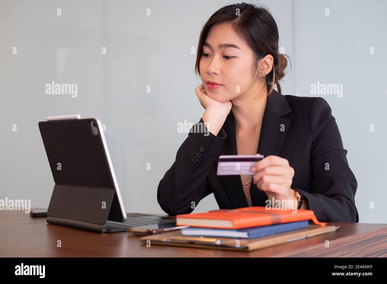 Busiesswoman tenant la carte de crédit et utilisant ordinateur portable pour les achats en ligne, paiement en ligne, e-commerce, banque sur Internet. Banque D'Images