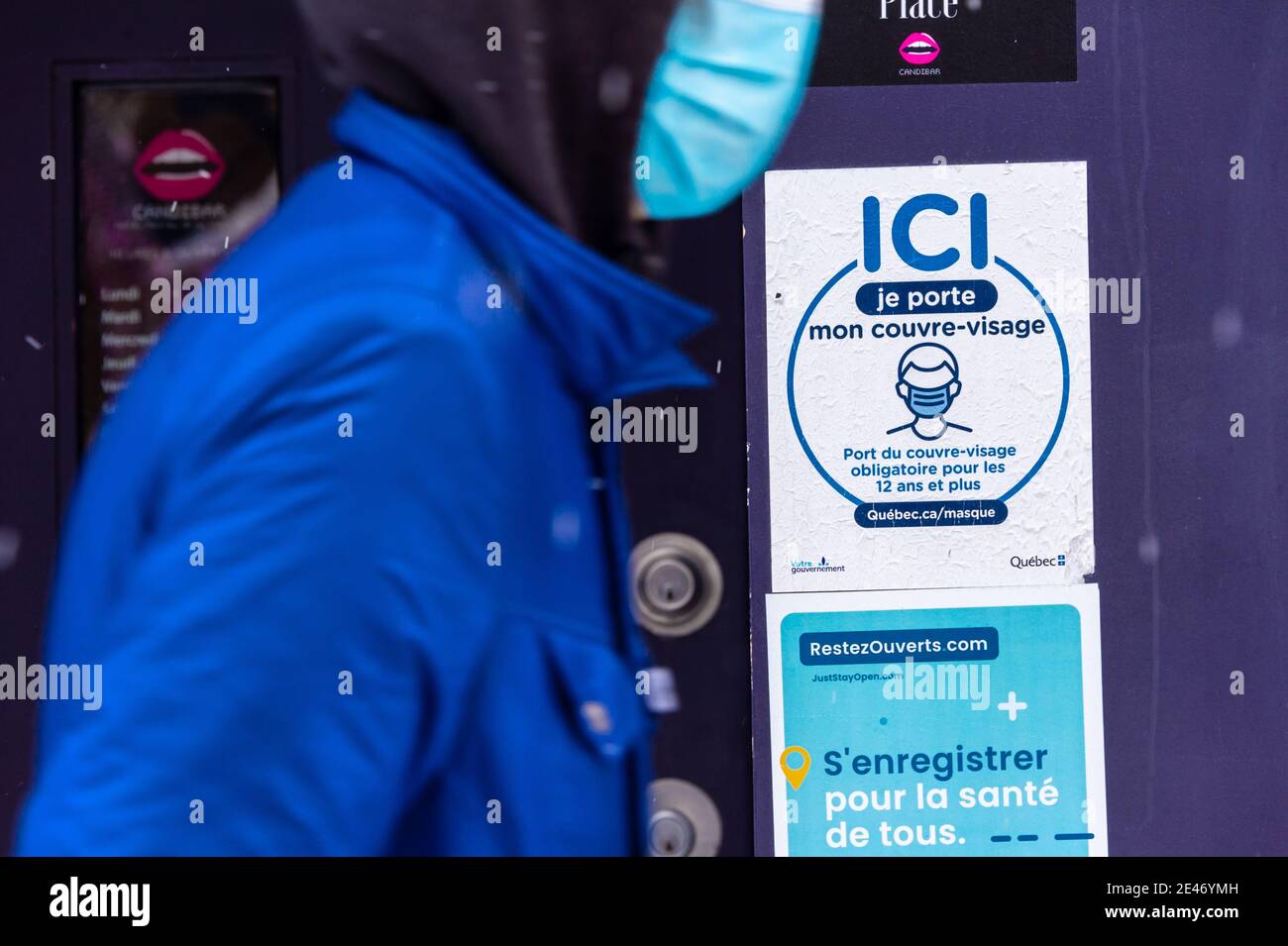 Montréal, CA - 21 janvier 2021 : une signalisation indiquant que des masques ou des revêtements non médicaux sont requis pour entrer dans le magasin Banque D'Images Montréal, CA - 21 janvier 2021 : une signalisation indiquant que des masques ou des revêtements non médicaux sont requis pour entrer dans le magasin Banque D'Images