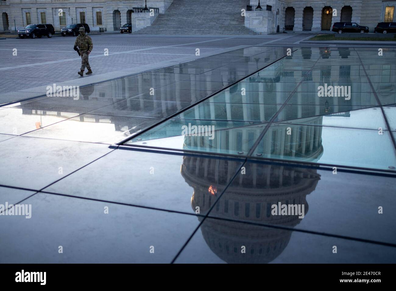 Washington, États-Unis. 21 janvier 2021. Un membre de la Garde nationale marche à côté du ciel du centre des visiteurs au Capitole des États-Unis à Washington, DC, le jeudi 21 janvier 2021. La Garde nationale a été appelée à protéger le Capitole pour l'investiture du président Joe Biden et dans le but de contenir les foules possibles pro-Trump MAGA. Photo de Ken Cedeno/UPI crédit: UPI/Alay Live News Banque D'Images