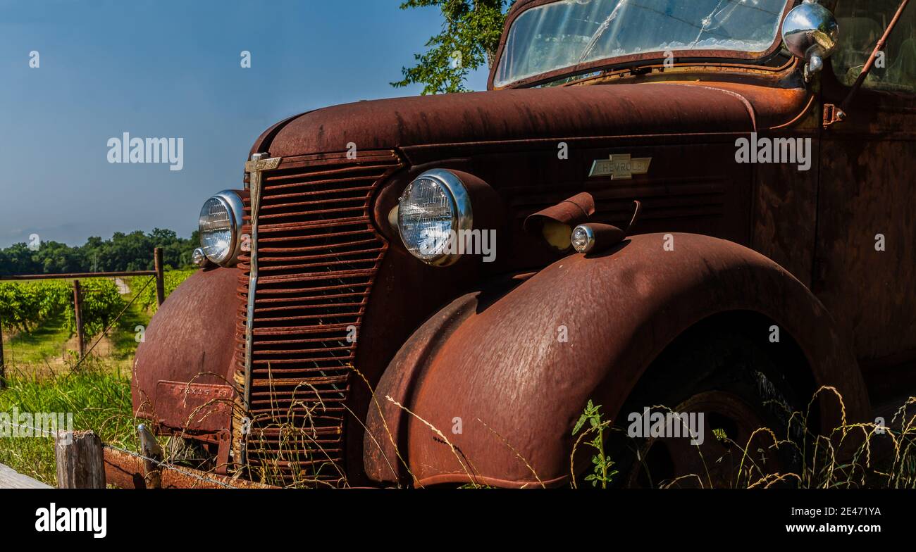 Old Rusty Farm Truck at Winery, Sisterdale, Texas, États-Unis Banque D'Images