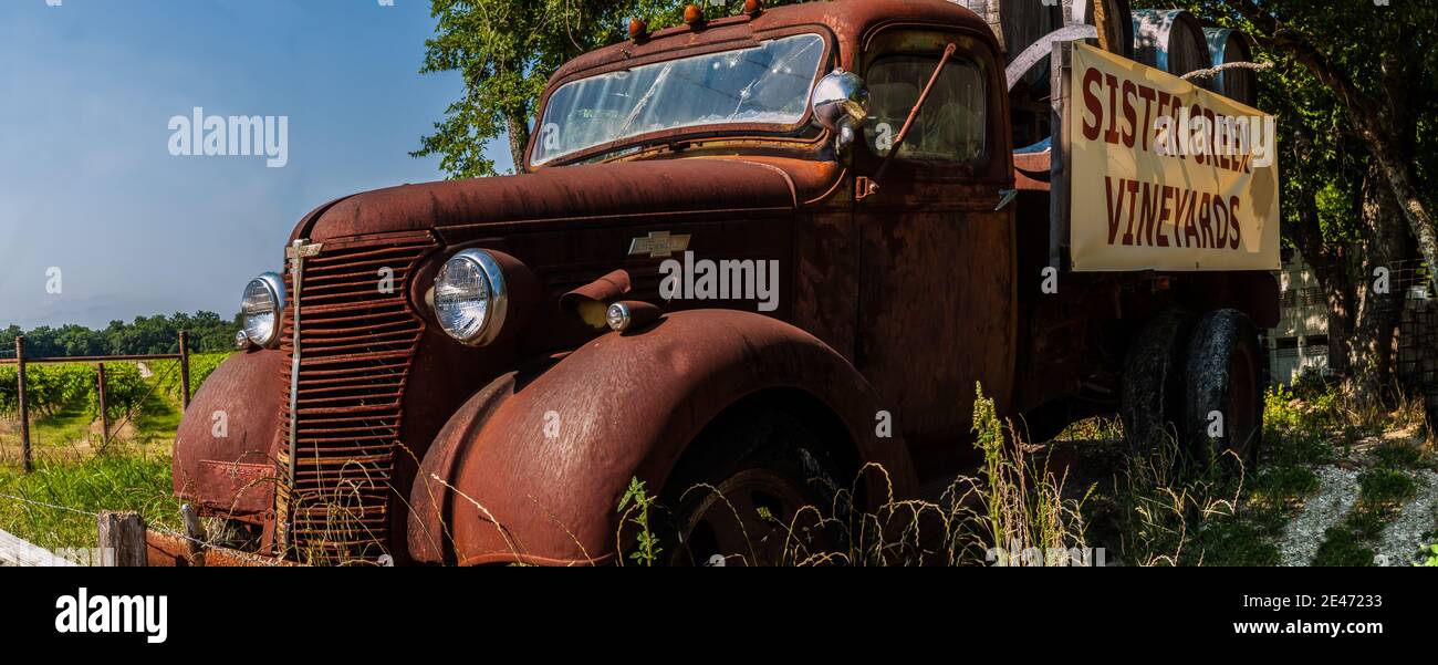 Old Rusty Farm Truck at Winery, Sisterdale, Texas, États-Unis Banque D'Images