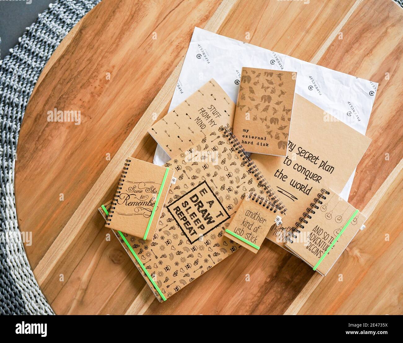 Il y a plein de carnets sur une table en bois et vue sur le dessus Banque D'Images