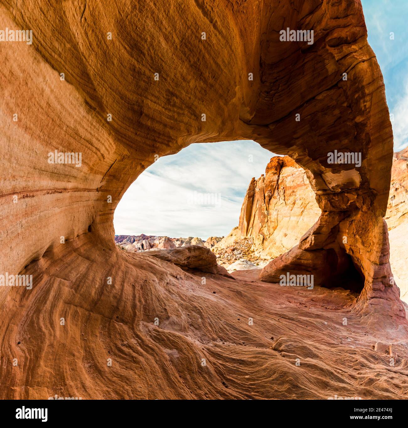 Les dômes blancs vus à travers le cadre de Thunderstorm Arch, Valley of Fire State Park, Nevada, États-Unis Banque D'Images