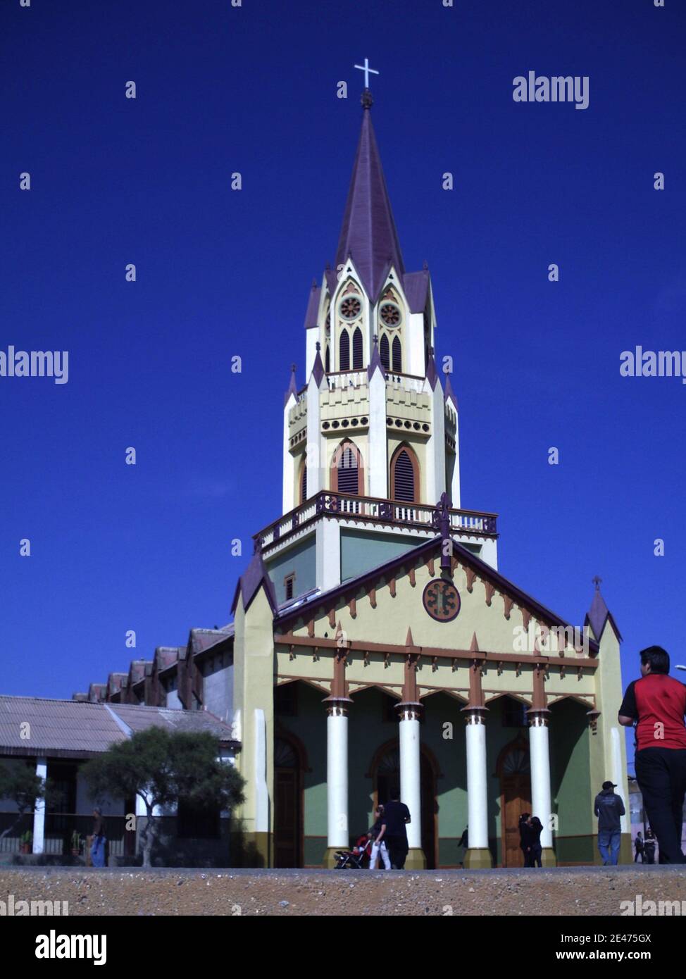 CALDERA, CHILI - 01 juillet 2020 : vue verticale de tSan Vicente de Paul chuch dans Caldera avec ciel bleu en arrière-plan Banque D'Images